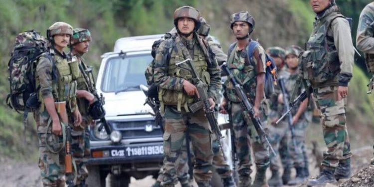 जम्मू-कश्मीर के त्राल में सुरक्षाबलों ने 2 से 3 आतंकियों को घेरा, एनकाउंटर जारी