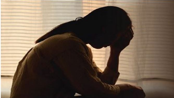 खुद को कुंवारा बता किया निकाह… दुल्हन पहुंची ससुराल तो दूल्हा निकला 3 बीवियों का पति और 10 बच्चों का पिता