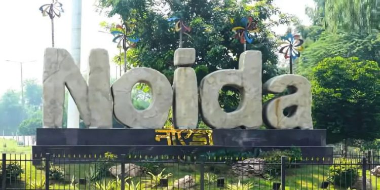 नोएडा में अवैध अतिक्रमण पर ऐक्शन, 150 मकानों पर लिखा ‘यह इमारत अवैध है’