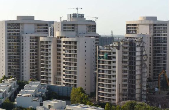 नोएडा में 2 लाख फ्लैट मालिकों का कब्जा, लेकिन 18 हजार की ही रजिस्ट्री; DM ने 95 बिल्डरों को भेजा नोटिस