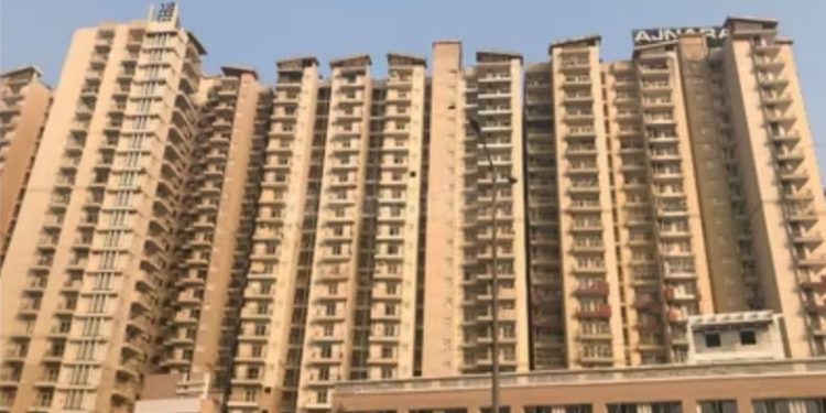 ग्रेनो वेस्ट की अजनारा होम्स सोसाइटी में गिर रहा प्लास्टर-मलबा, बढ़ रही चोरी, निवासियों को करना पड़ा प्रदर्शन