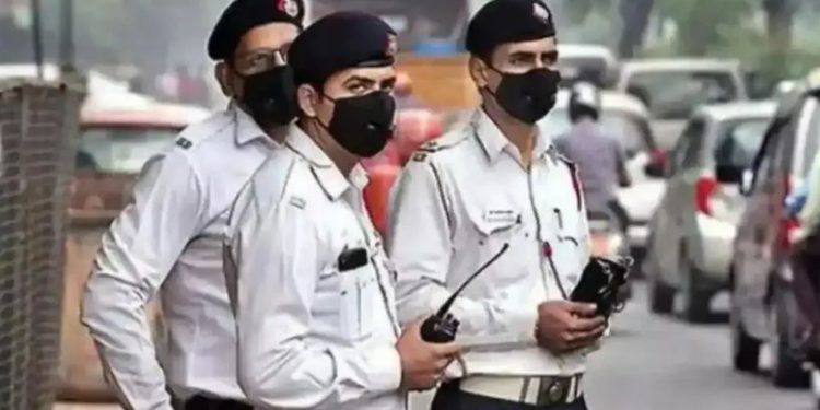 नोएडा पुलिस कमिश्नर का बड़ा एक्शन, ACP को किया सस्पेंड; DCP को नोटिस