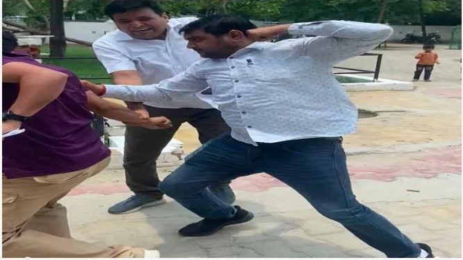 ‘बार-बार क्यों आते हो, तुम्हारी हिम्मत कैसे हुई’; लेखपाल ने किसान को दौड़ा-दौड़ाकर पीटा