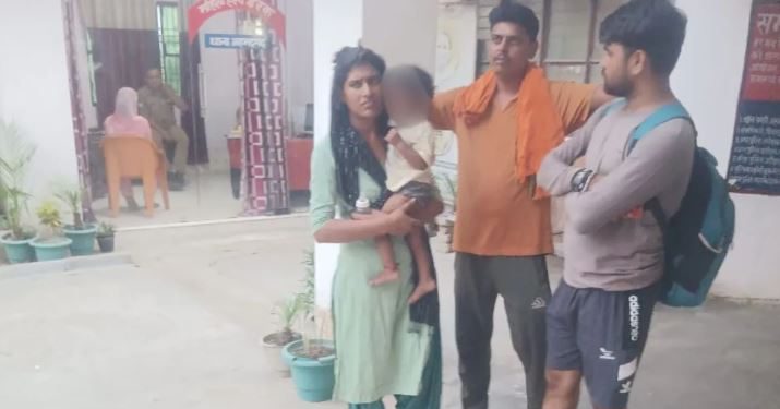 नीले ड्रम का डर! पति ने खुद पत्नी को प्रेमी को सौंपा, थाने में दोनों को दिया आशीवार्द; कहा- अब साथ रहो