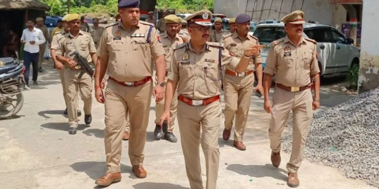 शख्स ने पत्नी की ईंट से कूंच कर की हत्या, गला काटा और फिर छत से फेंक दिया नीचे