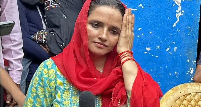 उसने काला जादू किया है… सीमा हैदर के घर में घुसा युवक, पहले गला दबाया फिर मारे थप्पड़