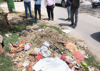 ग्रेटर नोएडा के सेक्टर में गंदगी मिलने पर ठेकेदार पर 50 हजार की पेनल्टी