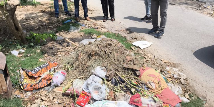 ग्रेटर नोएडा के सेक्टर में गंदगी मिलने पर ठेकेदार पर 50 हजार की पेनल्टी