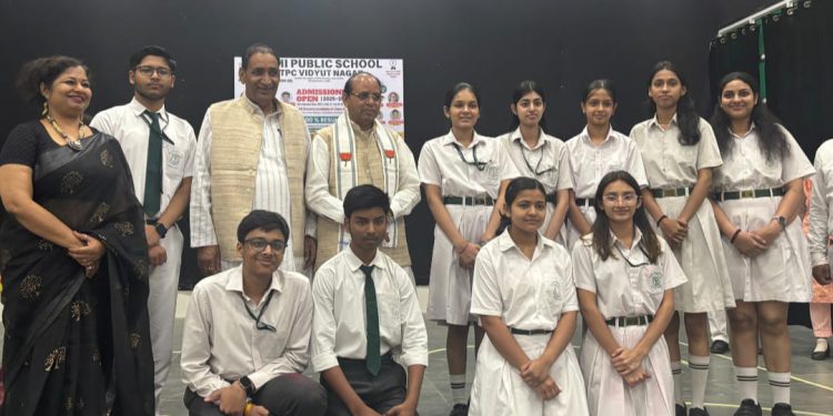 दिल्ली पब्लिक स्कूल में बोर्ड परीक्षा के टॉपर्स का अलंकरण समारोह