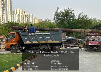 ग्रेटर नोएडा प्राधिकरण ने अवैध यूनिपोल हटाए
