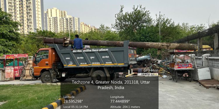 ग्रेटर नोएडा प्राधिकरण ने अवैध यूनिपोल हटाए