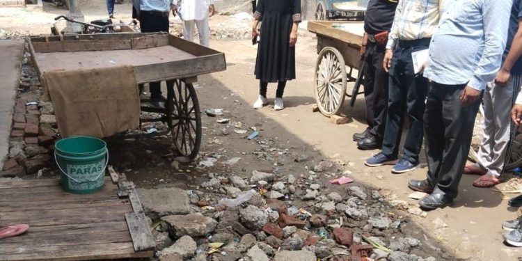 ग्रेनो प्राधिकरण की एसीईओ ने लिया जायजा, साफ-सफाई में गंदगी मिलने पर कॉन्ट्रैक्टर पर दो लाख का जुर्माना