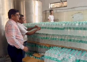 ग्रेटर नोएडा में फर्जी वाटर प्लांट का भंडाफोड़, बिल्सेरी और ब्लेसरी नाम से हो रही थी सप्लाई, 13,696 बोतलें जब्त