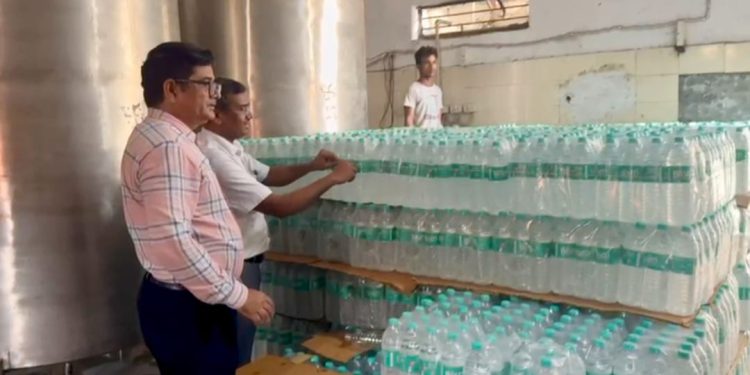 ग्रेटर नोएडा में फर्जी वाटर प्लांट का भंडाफोड़, बिल्सेरी और ब्लेसरी नाम से हो रही थी सप्लाई, 13,696 बोतलें जब्त