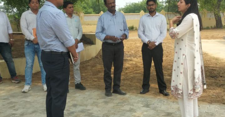 भोला रावल के प्राचीन मंदिर व तालाब का होगा जीर्णोद्धार, एसीईओ प्रेरणा सिंह ने गांव का भ्रमण कर दिए निर्देश