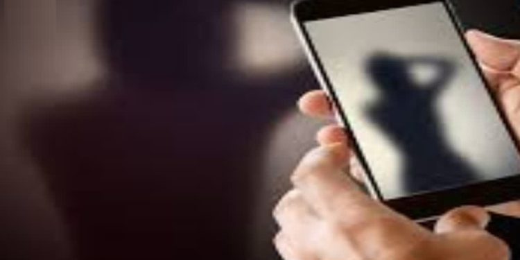 कानपुर: हॉस्टल मैनेजर ने NEET की तैयारी कर रही छात्रा का नहाते हुए बनाया वीडियो, दी वायरल करने की धमकी, कहा- मेरे साथ…