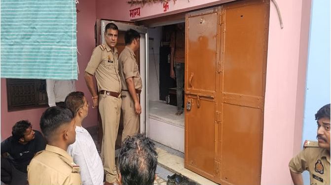 आगरा में गला दबाकर पत्नी-बेटी की हत्या; ईंट से चेहरे को कूंचा, मासूम को खिलाया जहर, आरोपी पति फरार