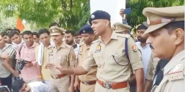 अलीगढ़ के मीट कांड पर हिंदू संगठनों का फूटा गुस्सा, SSP कार्यालय में किया प्रदर्शन