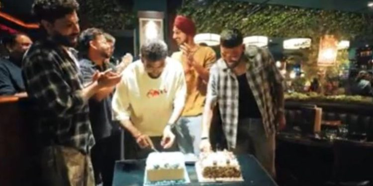 बर्मिंघम में भारतीय खिलाड़ियों ने मनाया जश्न, काटा केक और की पार्टी; जानिए क्यों