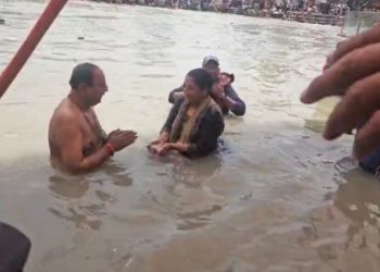 हरकी पैड़ी पहुंचीं दिल्ली की मुख्यमंत्री रेखा गुप्ता, पति संग लगाई गंगा में आस्था की डुबकी