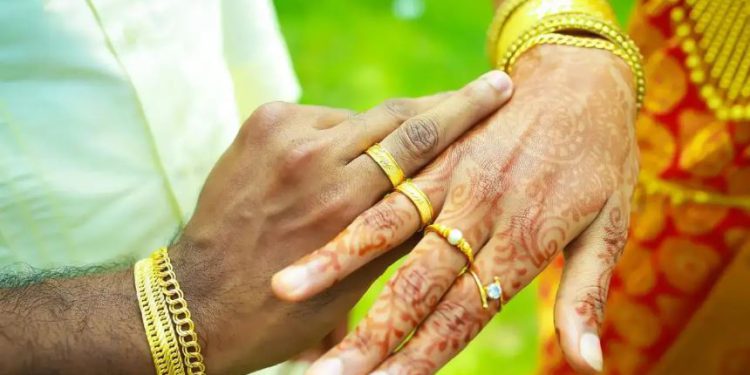 शादी के बाद पति गया कमाने तो देवर के साथ इश्क कर बैठी पत्नी, हो गई फरार; ससुरालवालों ने करवा दी शादी