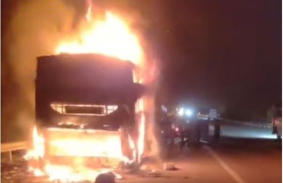 यमुना एक्सप्रेसवे पर स्लीपर कोच बस में लगी आग, यात्रियों ने कूदकर बचाई जान