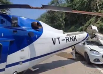 केदारनाथ जा रहा हेलीकॉप्टर खराबी के कारण सड़क पर उतरा, पायलट की सूझबूझ से टला बड़ा हादसा!