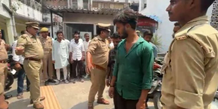 पुजारी जी तो फर्जी निकले… काशी विश्वनाथ मंदिर में दर्शन के नाम पर करते थे वसूली, 21 गिरफ्तार