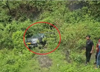 मसूरी में पर्यटकों की कार खाई में गिरी, सेल्फी के चक्कर में हलक में आई जान