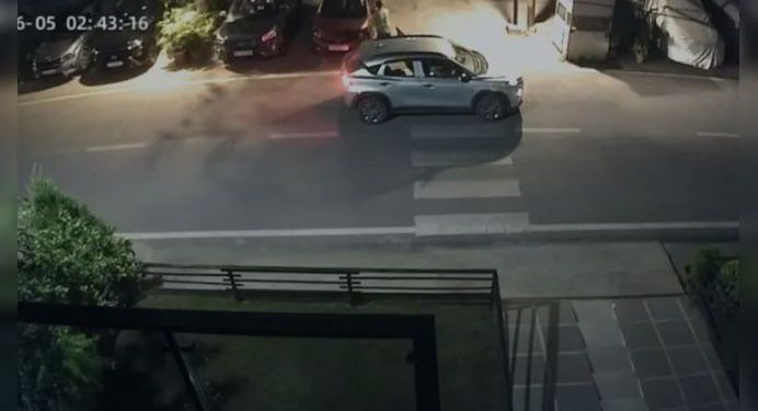 रात के ढाई बजे सोसायटी में आए, पार्किंग में खड़ी कार का साइड व्यू मिरर चुरा ले गए… नोएडा में अजब वारदात