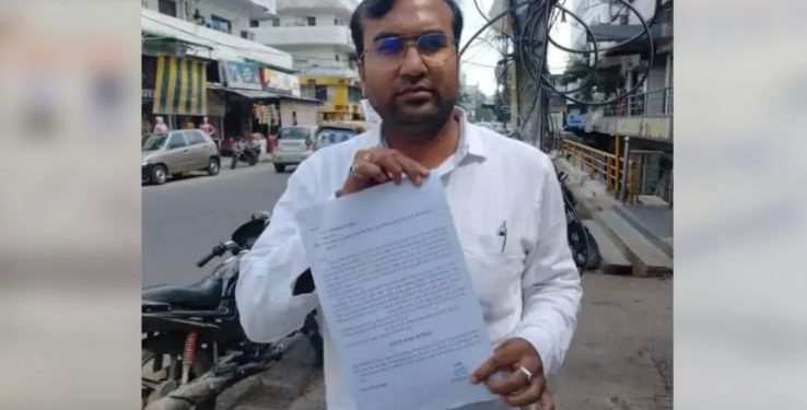 ‘साहब मेरा काम करा दो’…पीड़ित ने DM को सौंपी रिश्वत की चेक, KDA अधिकारी ने मांगी थी 30000 घूस