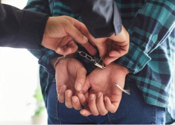 उत्तराखंड पुलिस ने फेमस बॉलीवुड डायरेक्टर को किया गिरफ्तार, जानिये क्या है मामला