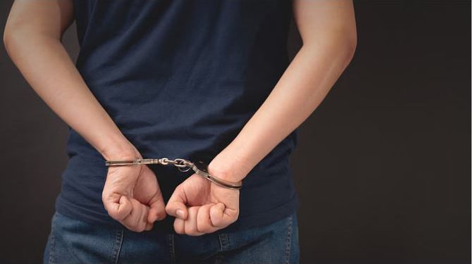 नोएडा में चल रही थी चेकिंग, नीली अटैची वाले बाइकरों को देख हुआ शक; पुलिस ने रोककर की तलाशी तो फटी रह गईं आंखें