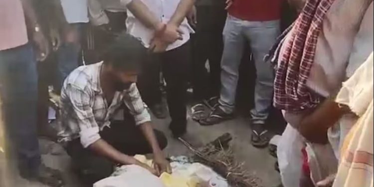 ‘वादा किया था दुल्हन बनाऊंगा…’ युवक ने मर चुकी प्रेमिका से रचाई शादी, मंत्रों के बीच बिलखते रहे परिजन