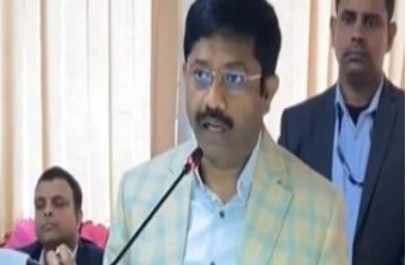 ग्रेटर नोएडा भूमि घोटाले पर बड़ा एक्शन, बिना अधिग्रहण जमीन आवंटित करने पर 3 अधिकारी निलंबित