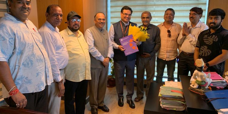 ग्रेनो प्राधिकरण के एसीईओ से मिले आईआईए के पदाधिकारी, प्रशंसा पत्र सौंपा