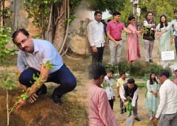 ग्रेनो प्राधिकरण ने विश्व पर्यावरण दिवस पर किया पौधरोपण, दस हजार से ज्यादा पौधे लगाकर पर्यावरण बचाने का दिया संदेश