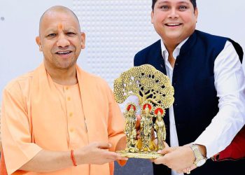 शिक्षक प्रतिनिधि स्वदेश कुमार सिंह ने उत्तर प्रदेश के मुख्यमंत्री योगी से की मुलाकात