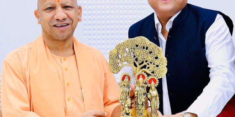 शिक्षक प्रतिनिधि स्वदेश कुमार सिंह ने उत्तर प्रदेश के मुख्यमंत्री योगी से की मुलाकात