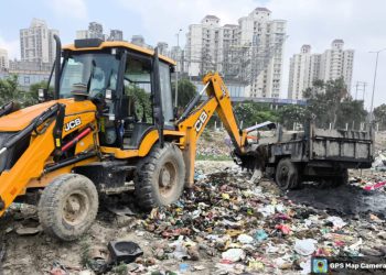 अवैध जगह कूड़ा फेंकते पकड़ा, जेसीबी के मालिक पर एक लाख का जुर्माना