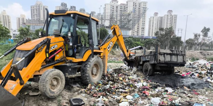 अवैध जगह कूड़ा फेंकते पकड़ा, जेसीबी के मालिक पर एक लाख का जुर्माना