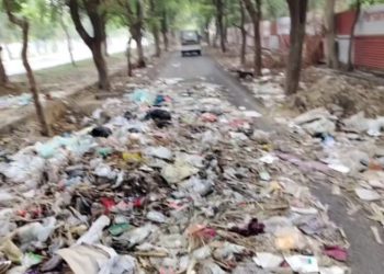 ग्रेनो प्राधिकरण ने रोड पर खुले में कूड़ा मिलने पर अल्सटोनिया सोसाइटी पर 48 हजार रुपये का जुर्माना