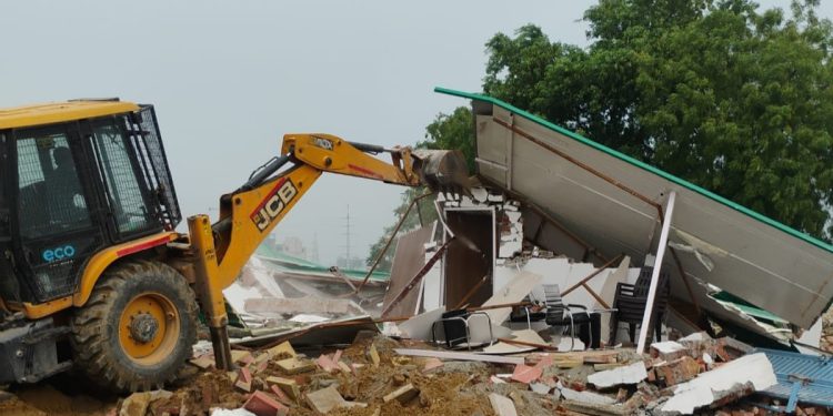 भनौता में अवैध निर्माण पर ग्रेनो प्राधिकरण ने चलाया बुल्डोजर, 80 करोड़ की जमीन कराई मुक्त