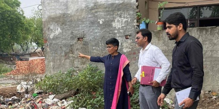 एसीईओ ने बिरौंडी गांव का किया औचक निरीक्षण, गंदगी मिलने पर 2 लाख का लगाया जुर्माना