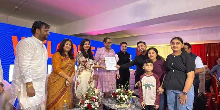 सालों बाद मालिकाना हक पाकर आरजी लग्जरी होम्स के फ्लैट खरीदारों के खिले चेहरे