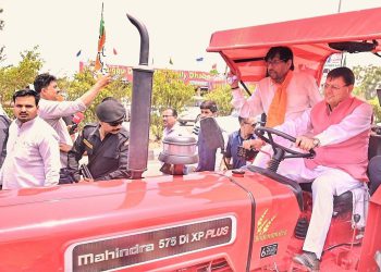 UCC धन्यवाद रैली में सीएम धामी का अनोखा अंदाज, लिब्बरहेड़ी में चलाया ट्रैक्टर