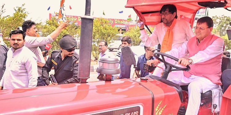 UCC धन्यवाद रैली में सीएम धामी का अनोखा अंदाज, लिब्बरहेड़ी में चलाया ट्रैक्टर
