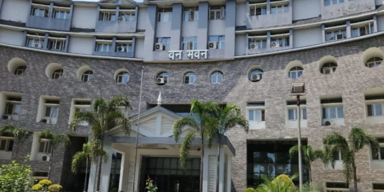 उत्तराखंड में इस ऑल इंडिया सर्विस के अफसर को कारण बताओ नोटिस जारी, IFS संजीव चतुर्वेदी ने खोला था मामला