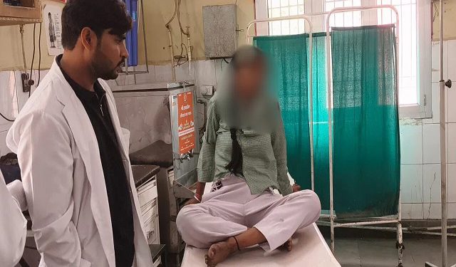 अलीगढ़ में टीचर के टॉर्चर से छात्रा ने खा लिया जहर, विधवा मां बोली- पति भी नहीं, बेटी ही सहारा