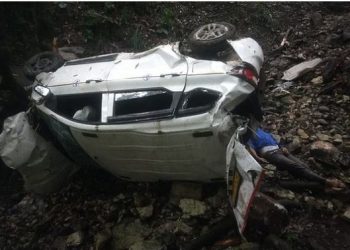अल्मोड़ा के सल्ट क्षेत्र में भीषण सड़क हादसा, 200 मीटर गहरी खाई में गिरी कार, एक युवक की मौत, चालक घायल